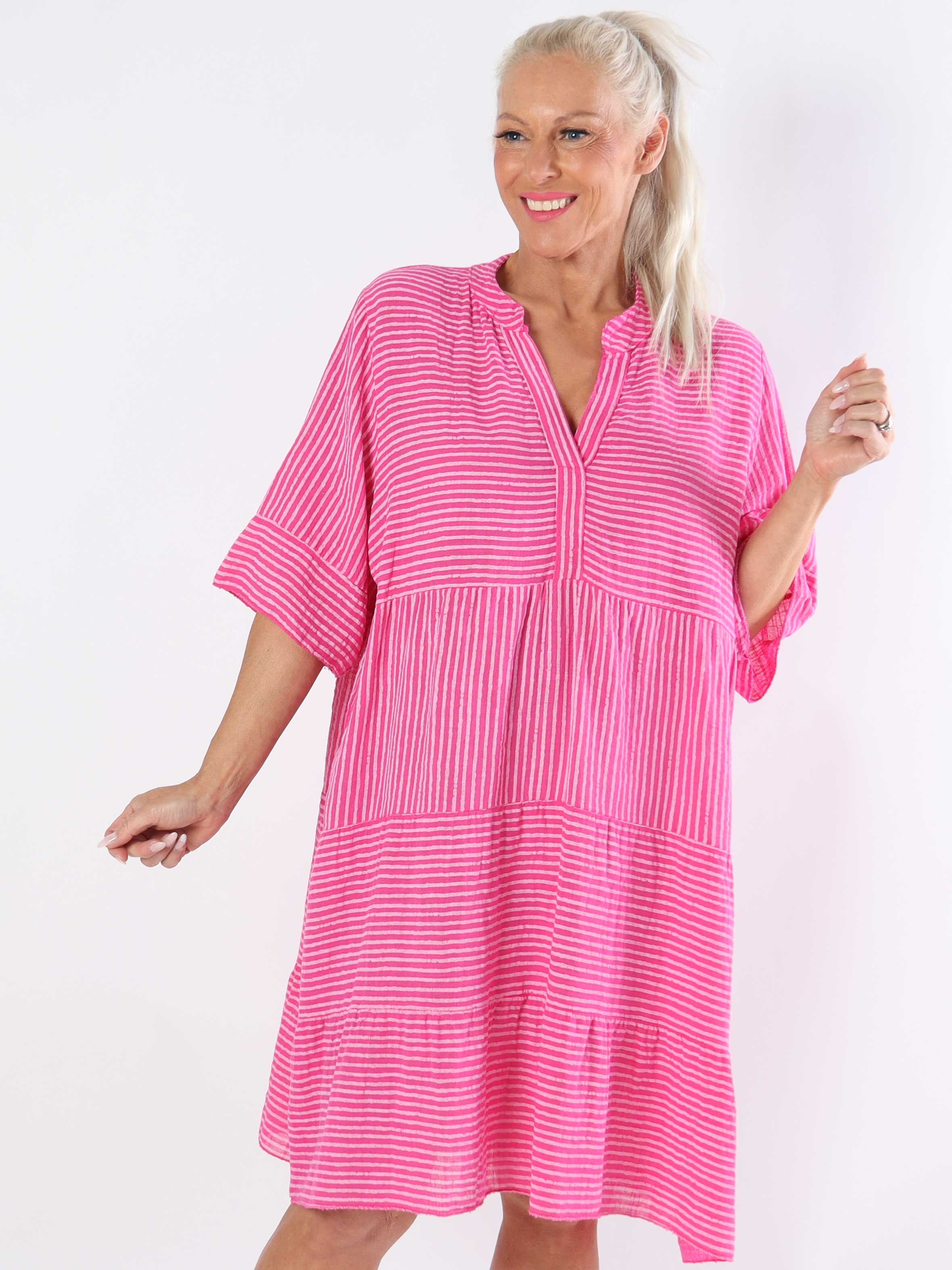 Jenni - Sød stribet plus size bomuldskjole i hør lignende stof